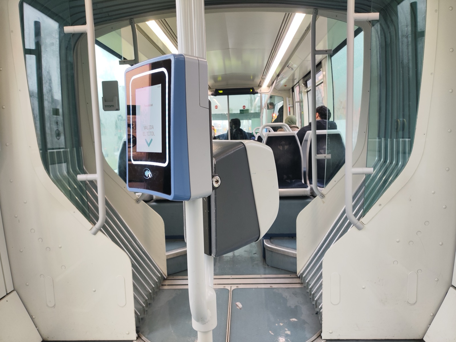 Validadora de la T-mobilitat en un comboi del TRAM